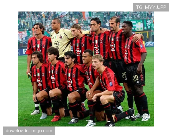 更衣室特写:失利后,AC米兰老将克亚尔在白板上向年轻队友讲解肋部协防站位 更衣室特写:失利后,AC米兰老将克亚尔在白板上向年轻队友讲解肋部协防站位